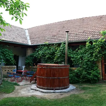 Almasliget Vendeghaz Holiday home *